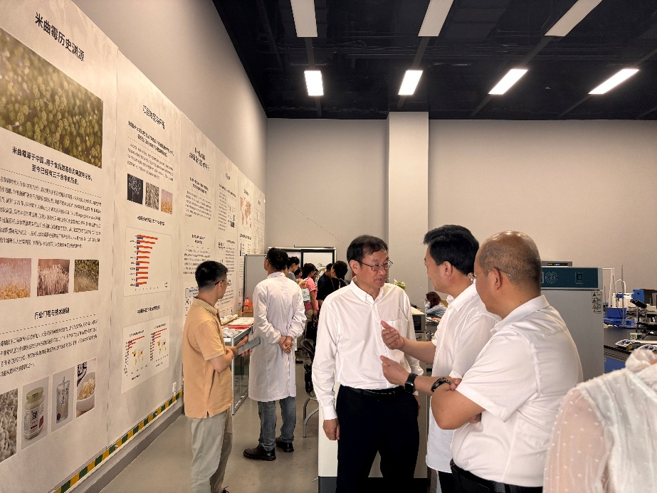 呼伦贝尔职业技术学院来访参观实验室活动