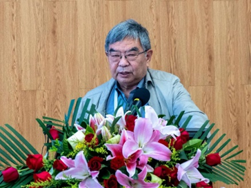 郝小江,中国科学院院士演讲嘉宾(左起:孔令义,中国药科大学副校长